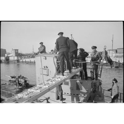 Une équipe de reporters de la Kriegsmarine monte à bord du sous-marin U-29 juste de retour de croisière à Wilhelmshaven.