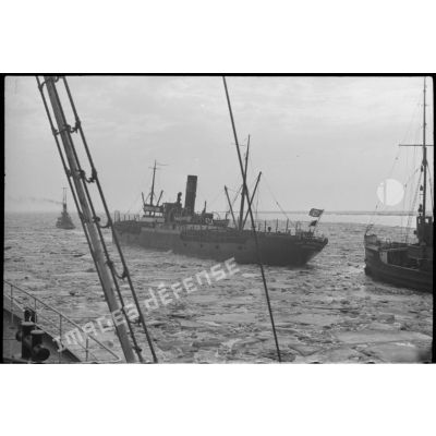 Un convoi maritime avec l'Atlantic et le navire marchand Hans Bornhofen.