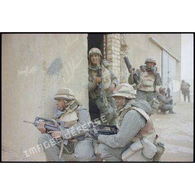 Groupe de combat du 3e régiment d’infanterie de marine effectuant une halte de renseignement, lors des opérations de reconnaissance dans la ville d'As-Salman.