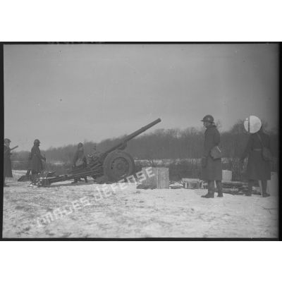 Plan général d'artilleurs qui servent un canon de 105 mm long modèle 1936 Schneider.