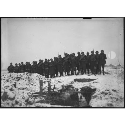 Sous la neige photographie de groupe d'une section de combat.