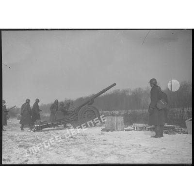Des artilleurs servent un canon de 105 mm long modèle 1916 Schneider.