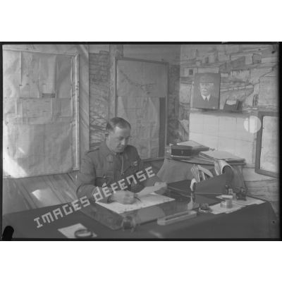 Portrait d'un commandant de l'armée d'armistice assis dans un bureau du camp de Caylus.