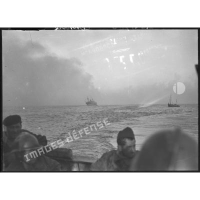 Plan général de la mer au large de Dunkerque, en fond de tableau un chalutier et un navire sont visibles.