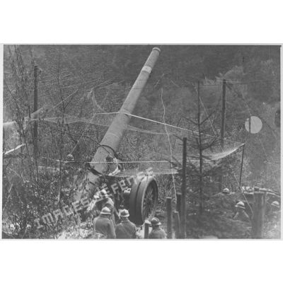 Plan général d'une pièce de 220 mm long M1917 Schneider photographiée de trois quarts dos.