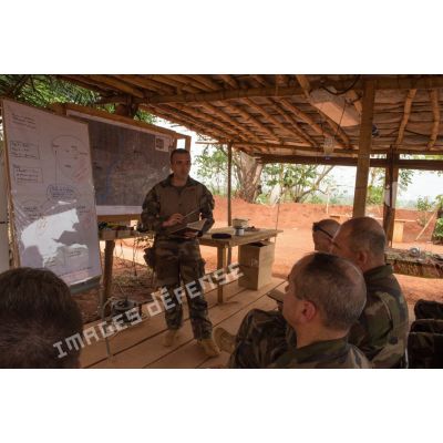 Le colonel Marc Espitalier, chef de corps du 1er RT et commandant le GTIA (groupement tactique interarmes) Turco expose la disposition de ses troupes sur Bambari, lors d'un briefing dans le cadre d'une visite du général de brigade Eric Bellot des Minières, commandant la force Sangaris.