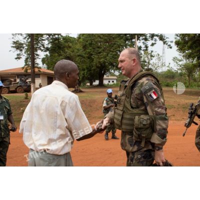 Le général de brigade Eric Bellot des Minières, commandant la force Sangaris, s'entretient avec monsieur Abel Matchipata, maire de Bambari, dans le cadre d'une inspection au marché local.