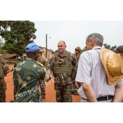 Le général de brigade Eric Bellot des Minières, commandant la force Sangaris, s'entretient avec le commandant Franck, chef des opérations du contingent conglais de la MINUSCA (mission multidimensionnelle intégrée des Nations Unies pour la stabilisation en Centrafrique), dans le cadre d'une inspection au marché local de Bambari.