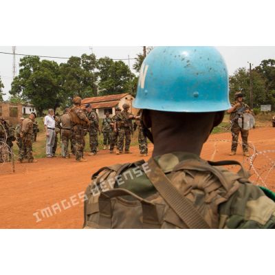 Sous le regard d'un soldat congolais des casques bleus de la MINUSCA (mission multidimensionnelle intégrée des Nations Unies pour la stabilisation en Centrafrique), le général de brigade Eric Bellot des Minières, commandant la force Sangaris, visite le marché local de Bambari.