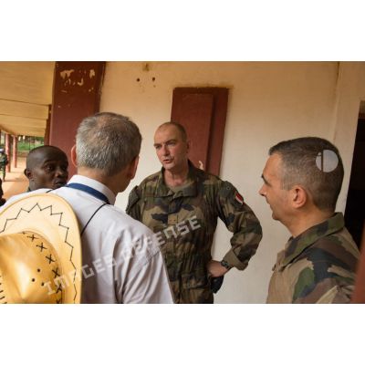 Le général de brigade Eric Bellot des Minières, commandant la force Sangaris, s'entretient avec monsieur Zlatcko Barj-Dimitroff, responsable de la branche politique de la MINUSCA (mission multidimensionnelle intégrée des Nations Unies pour la stabilisation en Centrafrique), en marge d'une réunion à la cour d'appel de Bambari.