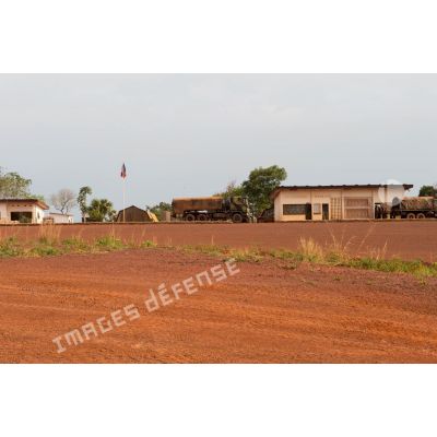 Au sein de la plateforme opérationnelle de défense de Bambari, un camion-citerne Scania CCP 10 est garé à proximité d'un bâtiment sur lequel on peut lire "Aérodrome de Bambari".