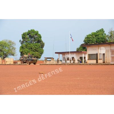 Après une patrouille dans Bambari, le retour d'éléments de la compagnie rouge du GTIA Turco. Les soldats viennent de descendre d'un VAB et se dirigent vers un bâtiment sur lequel on peut lire « aérodrome de Bambari ».