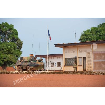 Après une patrouille dans Bambari, le retour d'éléments de la compagnie rouge du GTIA Turco sur l'aérodrome de Bambari transformé en plateforme de défense.