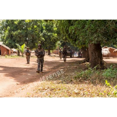 Patrouille à pied au village de Mandayeba, dans la région de Bambari.