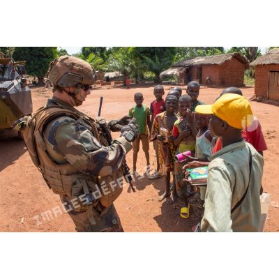 Un tirailleur de la 4e section de la compagnie Rouge du GTIA (groupement tactique interarmes) Turco converse avec des enfants du village de Mandayeba, lors d'une patrouille de reconnaissance d'axe entre Bambari et Bundi.