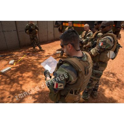 Un soldat analyse le calque d'une carte, lors du briefing des tirailleurs du 1er RT intégrés à la 4e section de la compagnie Rouge du GTIA (groupement tactique interarmes) Turco avant une patrouille à pied dans les environs du village de Mandayeba.