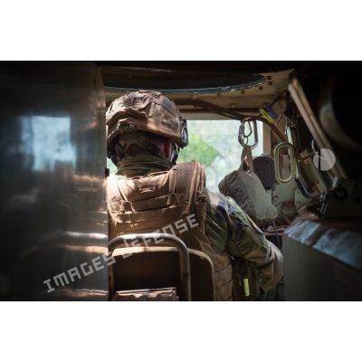 Soldat au poste de co-pilote d'un VAB, lors d'une patrouille de la 4e section de la compagnie Rouge du GTIA (groupement tactique interarmes) Turco, dans les environs du village de Mandayeba.