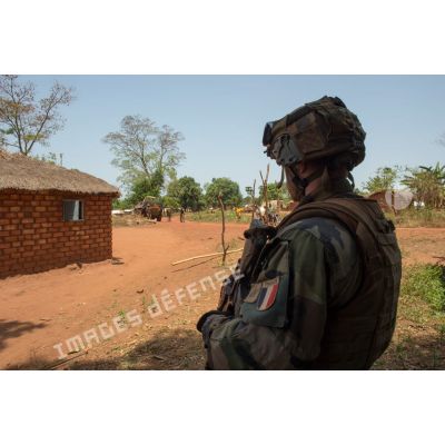Tirailleur de la 4e section de la compagnie Rouge du GTIA (groupement tactique interarmes) Turco en faction dans une rue du village de Mandayeba, lors d'une patrouille de reconnaissance d'axe entre Bambari et Bundi.