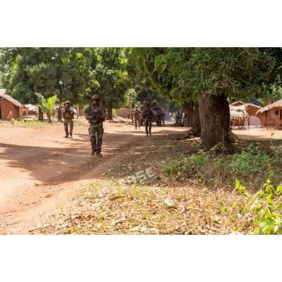 Tirailleurs de la 4e section de la compagnie Rouge du GTIA (groupement tactique interarmes) Turco évoluant dans les rues du village de Mandayeba, lors d'une patrouille de reconnaissance d'axe entre Bambari et Bundi.<br>