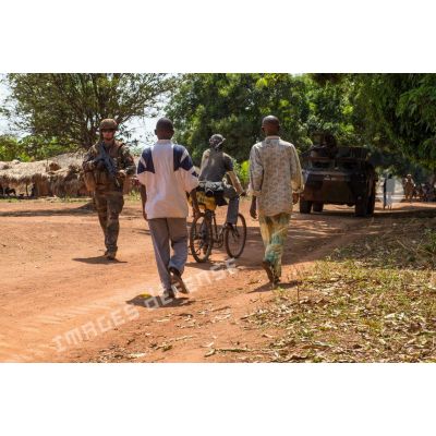 Tirailleurs de la 4e section de la compagnie Rouge du GTIA (groupement tactique interarmes) Turco évoluant dans les rues du village de Mandayeba, lors d'une patrouille de reconnaissance d'axe entre Bambari et Bundi.<br>