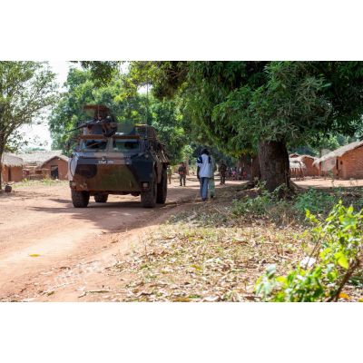 Tirailleurs de la 4e section de la compagnie Rouge du GTIA (groupement tactique interarmes) Turco, montés dans un VAB, évoluant dans les rues du village de Mandayeba lors d'une patrouille de reconnaissance d'axe entre Bambari et Bundi.