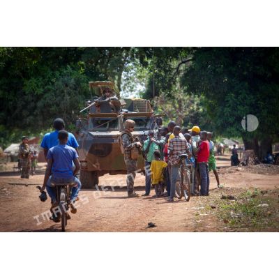 Tirailleurs de la 4e section de la compagnie Rouge du GTIA (groupement tactique interarmes) Turco, montés dans un VAB, évoluant dans les rues du village de Mandayeba lors d'une patrouille de reconnaissance d'axe entre Bambari et Bundi.