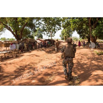 Tirailleurs de la 4e section de la compagnie Rouge du GTIA (groupement tactique interarmes) Turco évoluant aux abords d'un marché du village de Mandayeba, lors d'une patrouille de reconnaissance d'axe entre Bambari et Bundi.