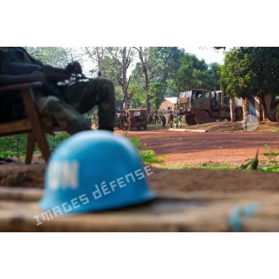 Sous le regard d'un soldat de la MINUSCA (mission multidimensionnelle intégrée des nations unies pour la stabilisation en Centrafrique), les tirailleurs de la 4e section de la compagnie Rouge du GTIA (groupement tactique interarmes) Turco stationnent dans les rues du village de Mandayeba, lors d'une patrouille de reconnaissance d'axe entre Bambari et Bundi.