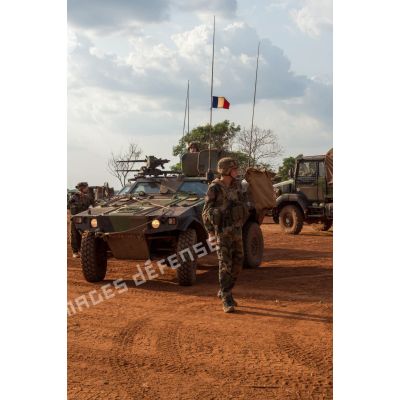 Tirailleurs de la 4e section de la compagnie Rouge du GTIA (groupement tactique interarmes) Turco vérifiant l'armement d'un VBL, sur le parc à véhicules de la POD (plateforme opérationnelle défense) de Bambari, en prévision d'une patrouille quotidienne à destination de l'axe Alpha tracé entre la campement français et la ville de Bambari.