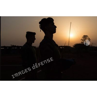 Tirailleurs du GTIA (groupement tactique interarmes) Turco assistant à la cérémonie des couleurs, au soir du 13 mars 2015 sur la POD (plateforme opérationnelle défense) de Bambari.
