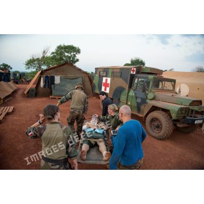 Evacuation sanitaire d'un soldat d'une section de la compagnie Verte du GTIA (groupement tactique interarmes) Turco par le personnel médical du rôle 1 ou poste médical avancé de la POD (plateforme opérationnelle de défense) de Bambari. Celui-ci a été blessé lors d'une mission de protection de la gendarmerie et de la cour d'appel de la ville.