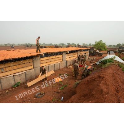 Soldats du 3e RG consolidant la toiture d'un bâtiment lors d'une intervention auprès du GTIA (groupement tactique interarmes) Turco, afin de procéder aux réparations des installations de l'aérodrome de Bambari détruites suite au passage d'une tempête.