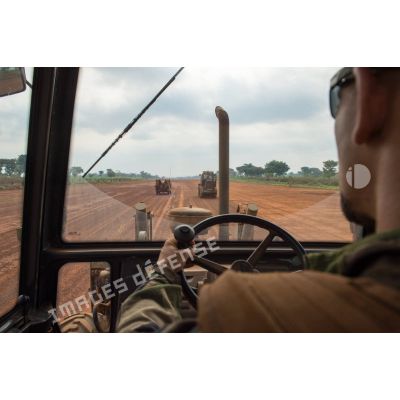 Un soldat du 25e RGA du détachement logistique du GTIA (groupement tactique interarmes) Turco, aux commandes d'une tractopelle EGRAP (engin du génie rapide de protection), conduit son engin sur l'aérodrome de la POD (plateforme opérationnelle défense) de Bambari lors des travaux d'entretien à effectuer sur la piste.