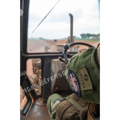 Un soldat du 25e RGA du détachement logistique du GTIA (groupement tactique interarmes) Turco, aux commandes d'une tractopelle EGRAP (engin du génie rapide de protection), conduit son engin sur l'aérodrome de la POD (plateforme opérationnelle défense) de Bambari lors des travaux d'entretien à effectuer sur la piste.
