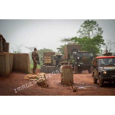 Sous le regard d'un soldat du GTIA (groupement tactique interarmes) Turco, un convoi logistique de camions TRM-10000 (toutes roues motrices) entre dans la POD (plateforme opérationnelle défense) de Bambari, lors d'un ravitaillement au profit des éléments sur place.