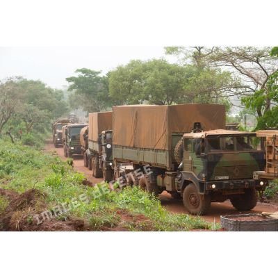 Une colonne de camions formant un convoi logistique entre dans la POD (plateforme opérationnelle défense) de Bambari, lors d'un ravitaillement au profit des éléments du GTIA (groupement tactique interarmes) Turco.