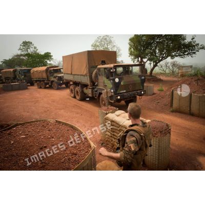 Sous le regard d'un soldat du GTIA (groupement tactique interarmes) Turco, un convoi logistique entre dans la POD (plateforme opérationnelle défense) de Bambari, lors d'un ravitaillement au profit des éléments sur place.