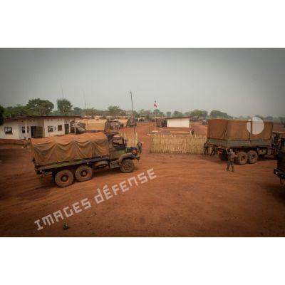 Deux camions GBC 180 et TRM-10000 (toutes roues motrices) faisant parti d'un convoi logistique, stationnent aux abords de la place d'armes de la POD (plateforme opérationnelle défense) de Bambari, lors d'un ravitaillement au profit des éléments du GTIA (groupement tactique interarmes) Turco.