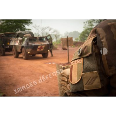 Sous le regard d'un soldat du GTIA (groupement tactique interarmes) Turco, un VAB sanitaire faisant parti d'un convoi logistique, entre dans la POD (plateforme opérationnelle défense) de Bambari, lors d'un ravitaillement au profit des éléments sur place.