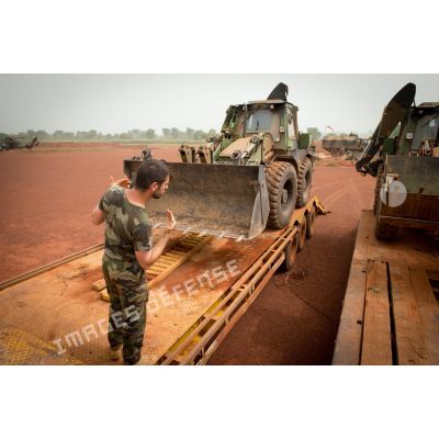 Déchargement de bulldozers de type EGRAP (engin du génie rapide de protection) depuis la plateforme de tracteurs routiers CBH-385 sur l'aérodrome de Bambari, par les soldats du GTIA (groupement tactique interarmes) Turco.