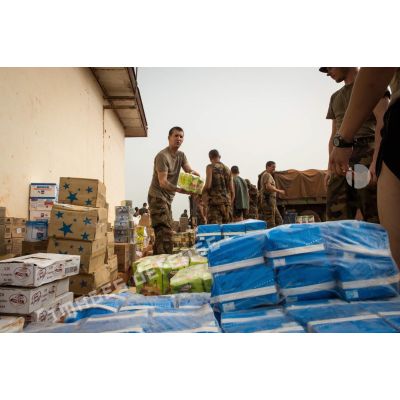 Des soldats du GTIA (groupement tactique interarmes) Turco déchargent des produits alimentaires depuis un camion GBC 180, aux abords de la POD (plateforme opérationnelle défense) de Bambari.