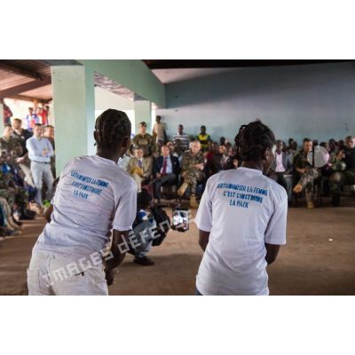 Jeunes femmes effectuant une danse durant la cérémonie de réouverture du marché de Bambari, rassemblant des autorités civiles et militaires centrafricaines et françaises.