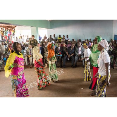 Jeunes femmes en costume traditionnel exécutant une danse durant la cérémonie de réouverture du marché de Bambari, rassemblant des autorités civiles et militaires centrafricaines et françaises.