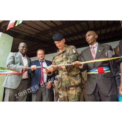 Le général de brigade Éric Bellot des Minières inaugure le marché de Bambari, lors d'une cérémonie pour sa réouverture, en présence d'autorités civiles et militaires centrafricaines et françaises.