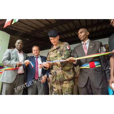 Le général de brigade Éric Bellot des Minières inaugure le marché de Bambari, lors d'une cérémonie pour sa réouverture, en présence d'autorités civiles et militaires centrafricaines et françaises.