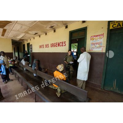 Un médecin du rôle 1 de la POD (plateforme opérationnelle défense) de Bambari consulte aux urgences de l'hôpital régional universitaire de la ville, dans le cadre d'une AMP (aide médicale à la population).