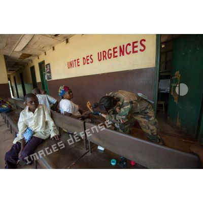 Une infirmière du rôle 1 de la POD (plateforme opérationnelle défense) de Bambari, accompagnée d'une auxiliaire de santé, prépare des pansements contre les morsures animales aux urgences de l'hôpital régional universitaire de la ville, dans le cadre d'une AMP (aide médicale à la population).