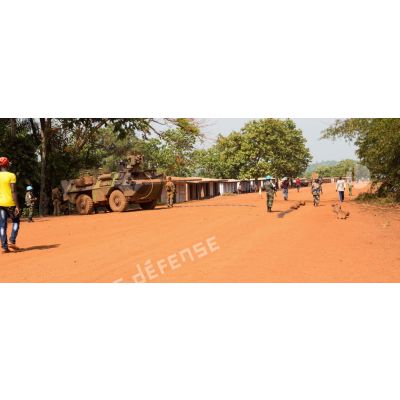 Tirailleurs de la compagnie Rouge du 1er RT du GTIA (groupement tactique interarmes) Turco en mission de contrôle sur un check-point établi sur l'axe du marché central de Bambari, en compagnie des casques bleus de la MINUSCA (mission multidimensionnelle intégrée des Nations Unies pour la stabilisation en Centrafrique).