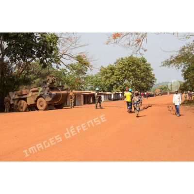 Tirailleurs de la compagnie Rouge du 1er RT du GTIA (groupement tactique interarmes) Turco en mission de contrôle sur un check-point établi sur l'axe du marché central de Bambari, en compagnie des casques bleus de la MINUSCA (mission multidimensionnelle intégrée des Nations Unies pour la stabilisation en Centrafrique).