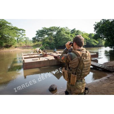 Un soldat du 3e RG du GTIA (groupement tactique interarmes) Turco calcule la distance entre les deux rives de la rivière Baibou, dans le cadre de la réfection du bac de Gimbissi.